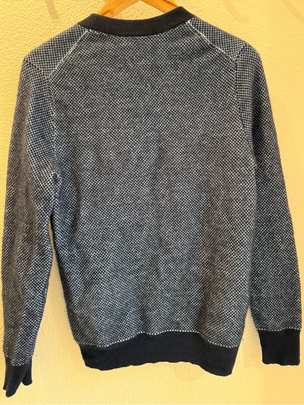 Theory Men’s Navy/light blue Two-Tone Textured 100% cashmere Crewneck Sweater - Picture 4 of 7